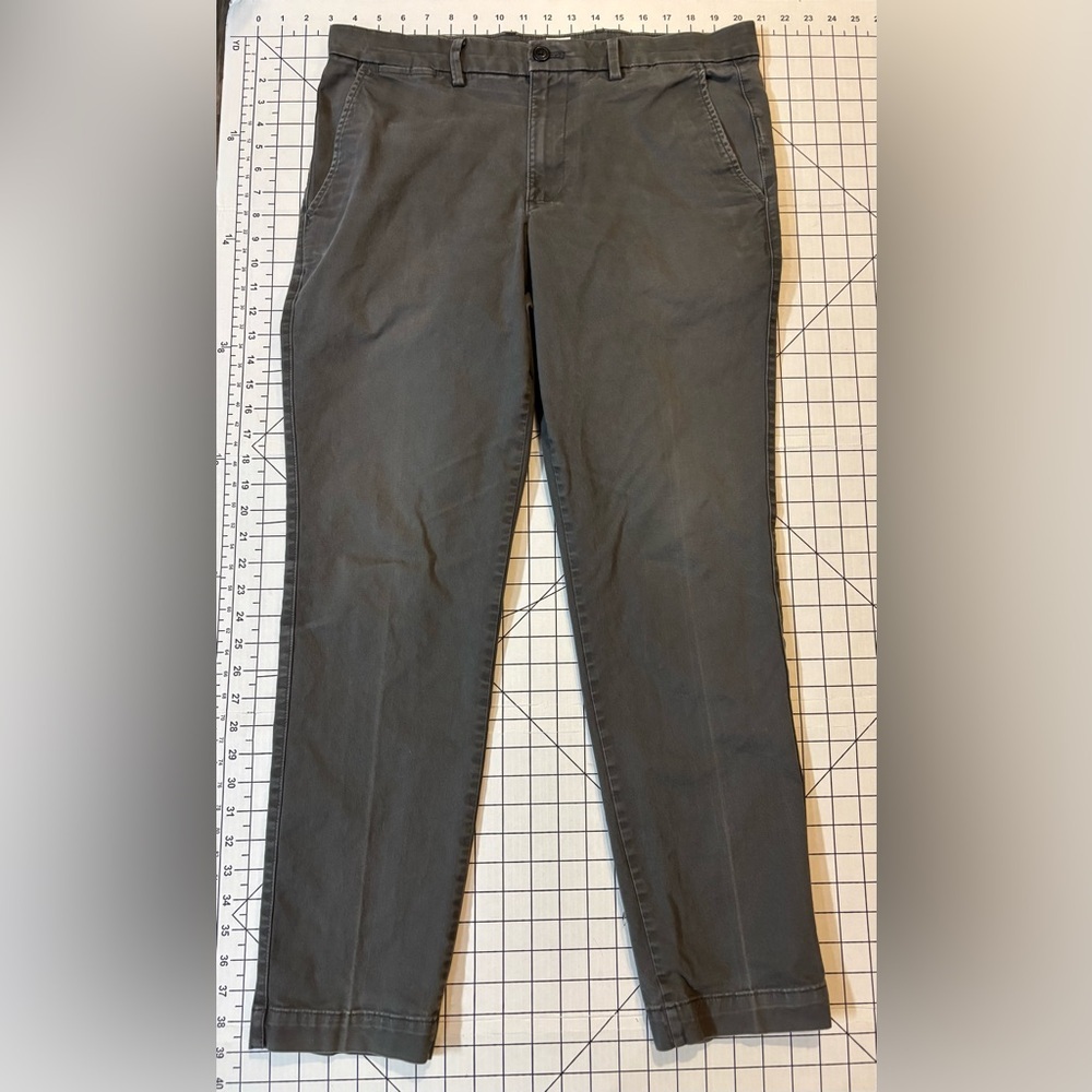 GAP Men’s Size 33/30 Gray Essential Khaki Slim Fit Pants